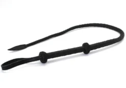 Chicote traçado bullwhip preto esticado com alça de pulso e dois nós no cabo