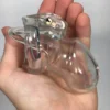 Gaiola de castidade HolyTrainer v3 transparente na palma da mão