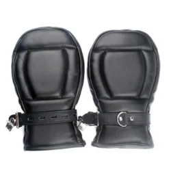 Luvas bondage acolchoadas pretas vistas de frente com fivela e cadeado no pulso