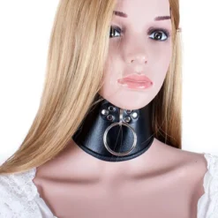 Coleira postural slave vestida no pescoço com a argola frontal à mostra
