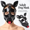 Máscara de cachorro de couro preto vestida, com orelhas em pé e língua vermelha