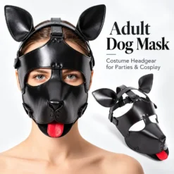 Máscara de cachorro de couro preto vestida, com orelhas em pé e língua vermelha