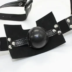Detalhe da bola de silicone de 4,2 cm fixada por dentro do painel de couro