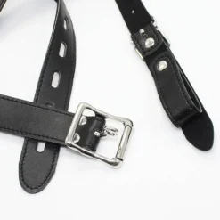 Detalhe da fivela traseira do harness com furo para prender um cadeado