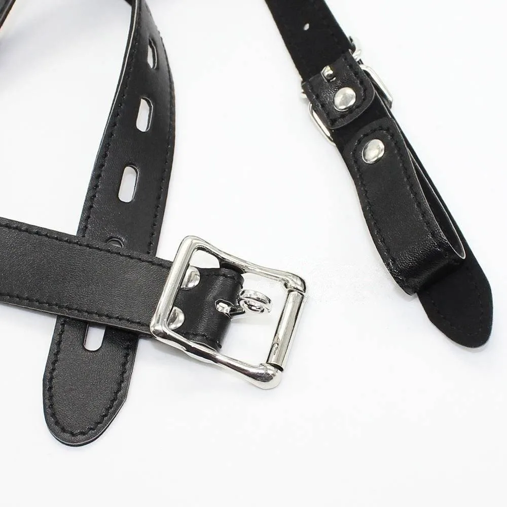 Detalhe da fivela traseira do harness com furo para prender um cadeado