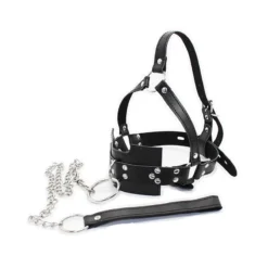 Harness de cabeça com mordaça ao lado da guia de corrente com punho de couro