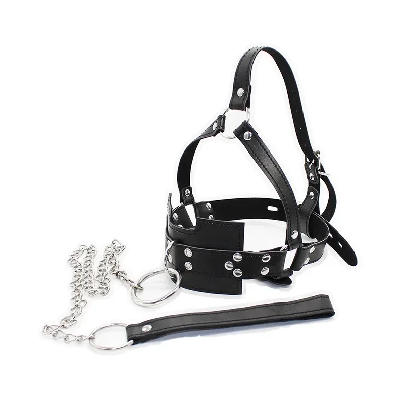 Harness de cabeça com mordaça ao lado da guia de corrente com punho de couro