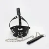Mordaça ball gag em arreio de couro para a cabeça, com argola frontal e guia de corrente
