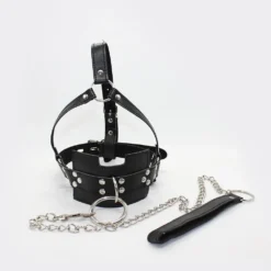Mordaça ball gag em arreio de couro para a cabeça, com argola frontal e guia de corrente