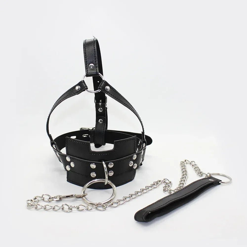 Mordaça ball gag em arreio de couro para a cabeça, com argola frontal e guia de corrente