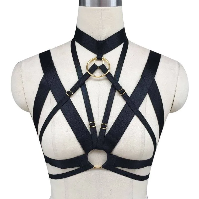 Frente do harness sutiã com choker, argola dourada e tiras cruzadas