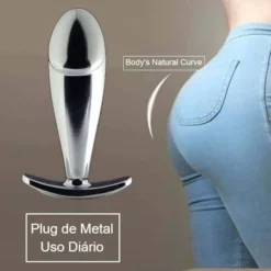 Plug anal de metal polido com base em âncora curvada ao lado de nádegas de jeans
