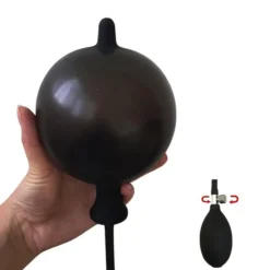 Mão segurando o plug anal inflável preto com a esfera inflada