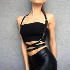 Harness feminino de couro preto sobre body preto