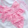 Conjunto de lingerie sissy rosa aberto, mostrando sutiã, saia, calcinha, gargantilha e perneiras