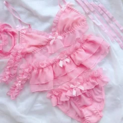 Conjunto de lingerie sissy rosa aberto, mostrando sutiã, saia, calcinha, gargantilha e perneiras