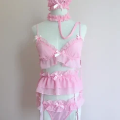 Conjunto de lingerie sissy rosa vestido num manequim, visto de frente