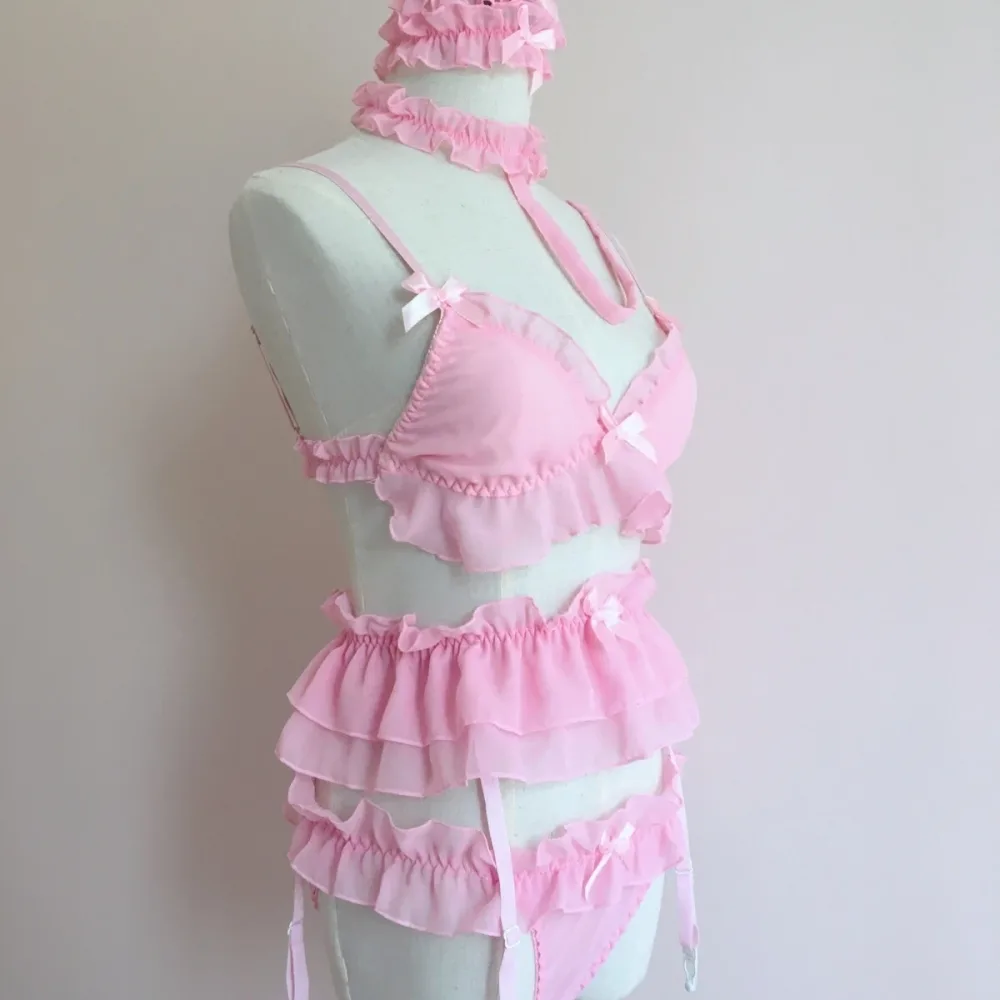 Conjunto de lingerie sissy visto de lado no manequim, mostrando o caimento da saia