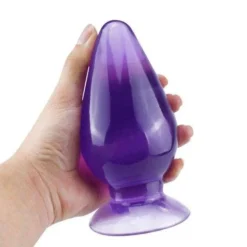 Plug anal gigante roxo translúcido seguro na mão