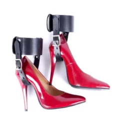 Tiras pretas de restrição de salto alto travando scarpin vermelho
