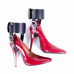 Restrição de salto alto com tornozeleiras pretas presas em scarpin vermelho