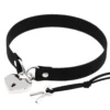 Choker feminino preto com argola, cadeado de coração prateado e duas chaves presas a um cordão