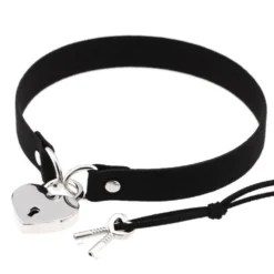 Choker feminino preto com argola, cadeado de coração prateado e duas chaves presas a um cordão
