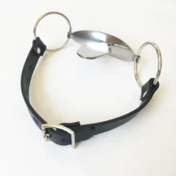 Mordaça bite gag de aço inox com espátula de língua, dois anéis laterais e tira preta ajustável