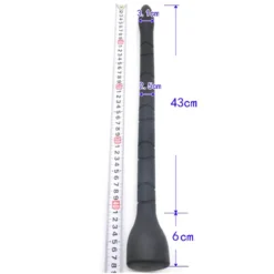 Plug anal longo ao lado da régua mostrando 43 cm inseríveis e 6 cm de base