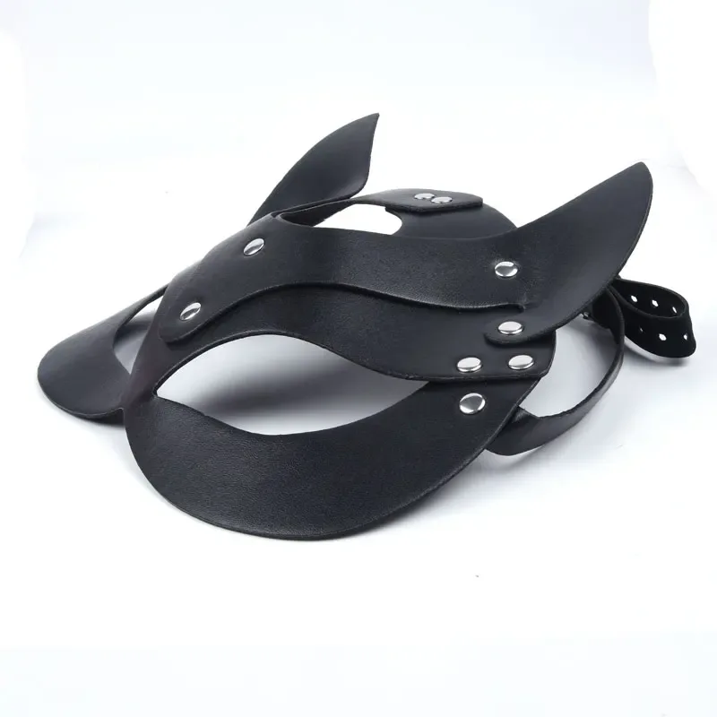 Peças do kit BDSM: pena, vibrador, grampos de mamilo, máscara, plug com cauda e cruz de 32 cm