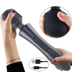 Vibrador magic wand grande preto segurado com as duas mãos ao lado do cabo USB