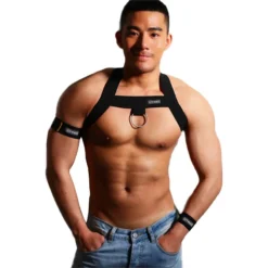 Homem usando harness peitoral preto com braçadeira e pulseira