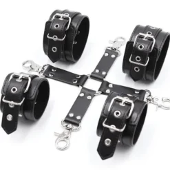 Algemas e tornozeleiras de couro preto presas a um cinto cruzado em X para hogtie