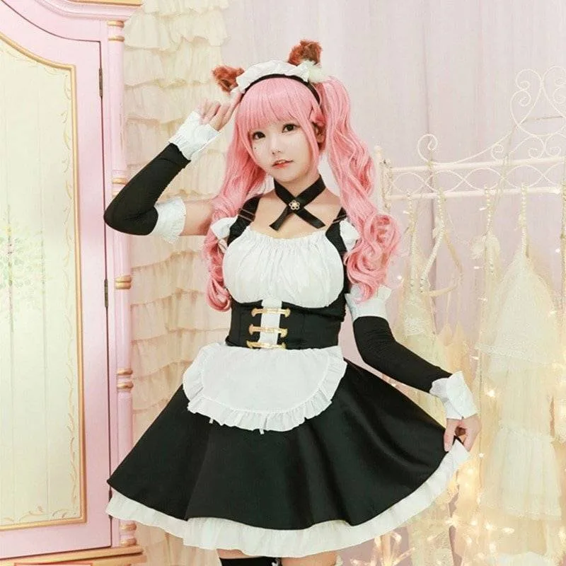 Cosplayer usando a fantasia de empregada Tamamo no Mae com corpete preto de fechos dourados, avental branco e mangas soltas