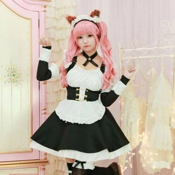 Detalhe do corpete preto com três fechos dourados da fantasia de empregada Tamamo no Mae