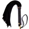 Chicote flogger de 27 cm com tiras de couro preto e cabo com rebites dourados