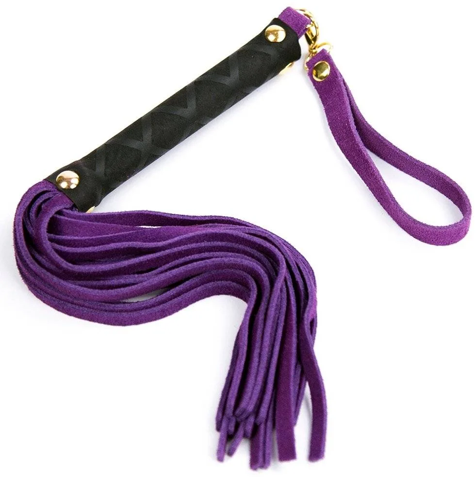 Chicote flogger de tiras de couro roxo com cabo preto e ferragem dourada