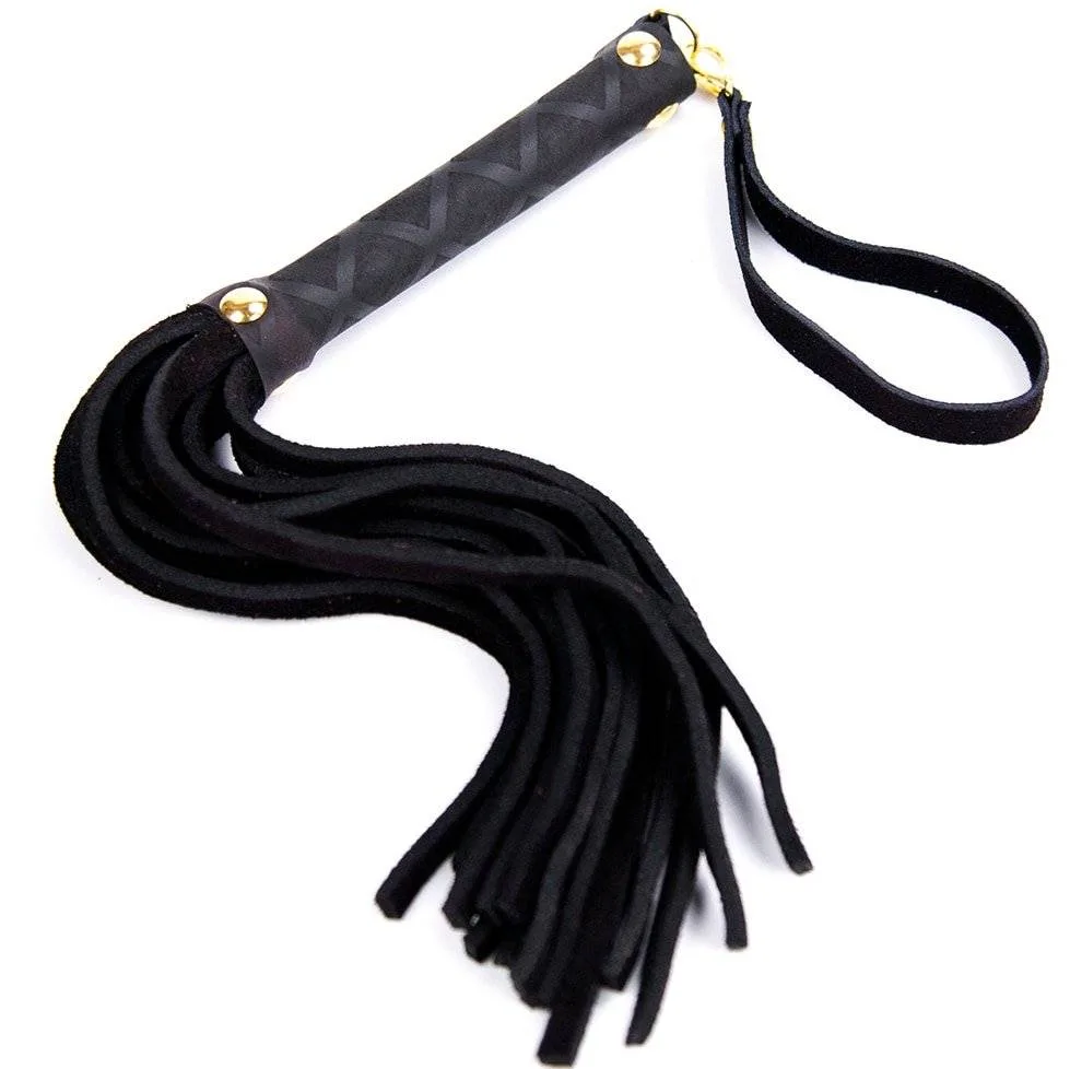 Chicote flogger preto estendido, mostrando o comprimento das tiras de couro