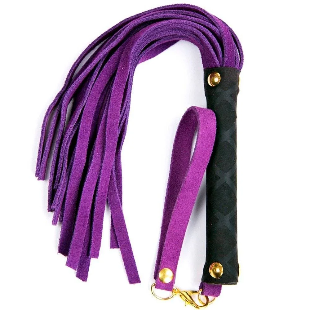 Chicote flogger roxo com as tiras de couro caindo soltas