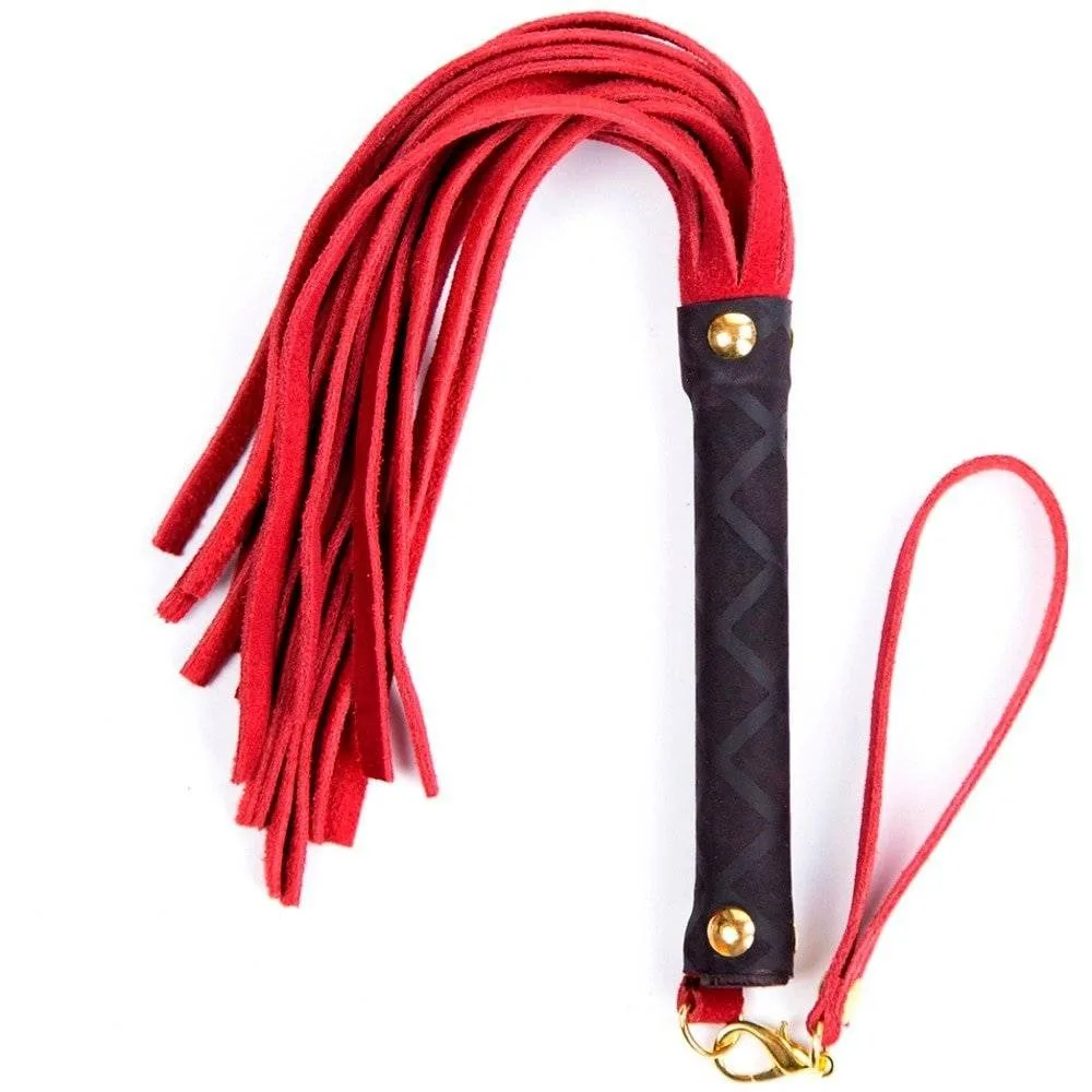 Molho de tiras de couro vermelho do chicote flogger, visto de lado