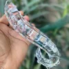 Dildo de vidro tentáculo de anéis transparente com cauda enrolada, segurado na mão