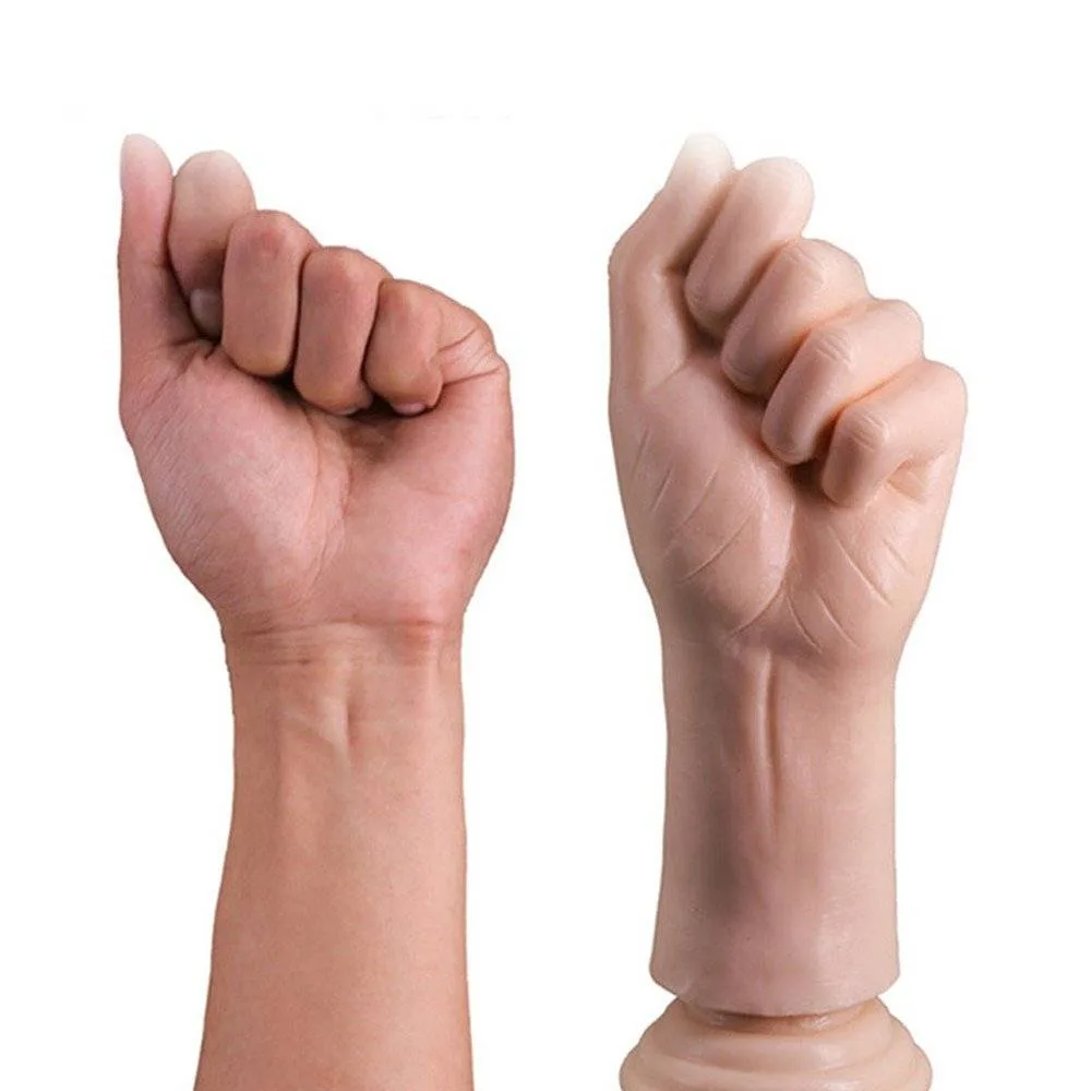 Dildo punho de fisting pele clara ao lado de uma mão real fechada