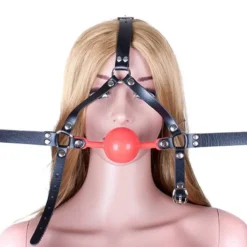 Mordaça ball gag harness BDSM com bola vermelha no manequim