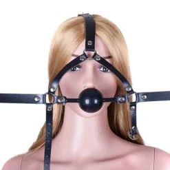 Mordaça ball gag harness com bola preta no manequim