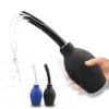 Enema chuca anal de silicone de 310 ml com bico curvo soltando água, nas cores preta e azul