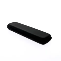 Estojo rígido preto com zíper fechado, discreto para guardar o kit de sondas