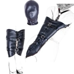 As três peças do conjunto de contenção: capuz, arm binder com cadarço e leg binder com fivelas
