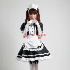 Modelo com fantasia de maid preta, avental branco e luvas