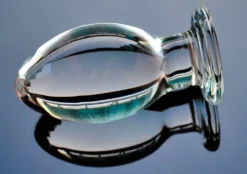Plug anal de vidro oval deitado com reflexo