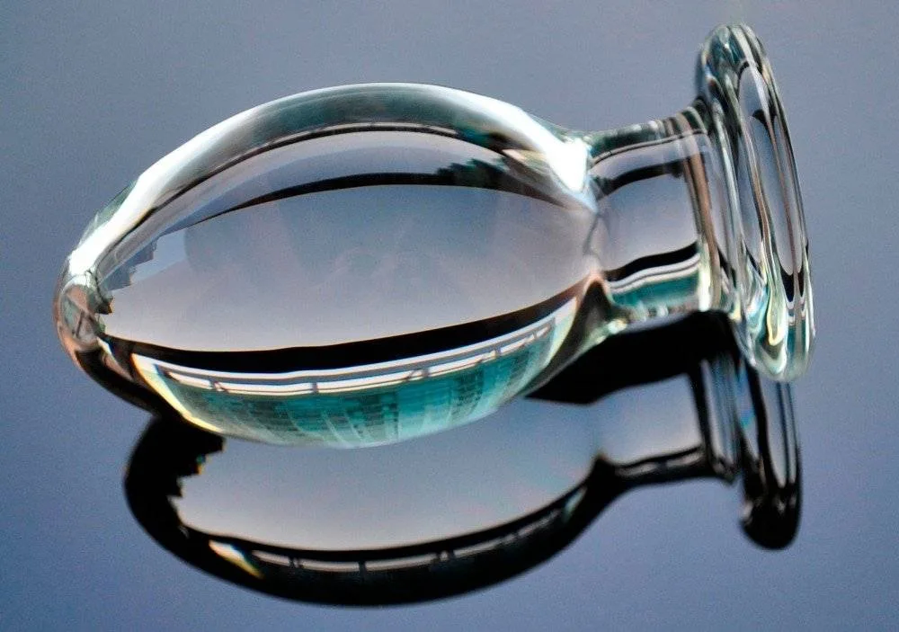Plug anal de vidro oval deitado com reflexo